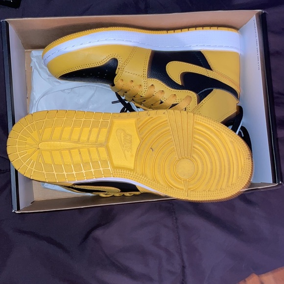 Selling a pair of Air Jordan 1 Pollen - Picture 3 of 5